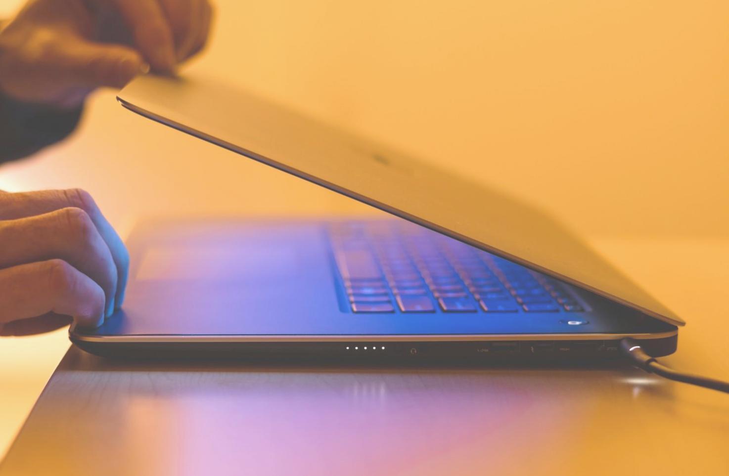 Finanzberichte und Dokumentation auf Schreibtisch