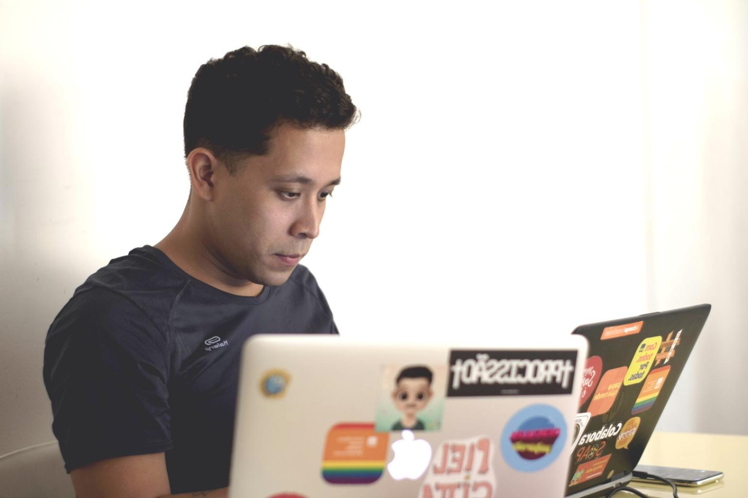 Arbeitsplatz mit Laptop und Finanzunterlagen