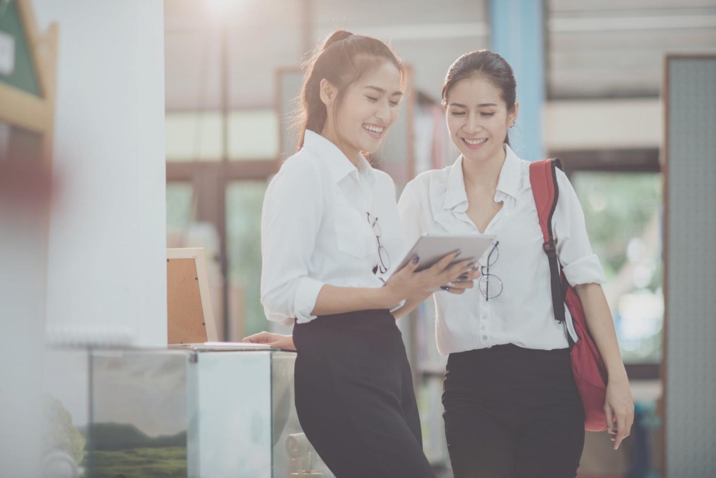 Workshopteilnehmer beim Analysieren von Finanzberichten