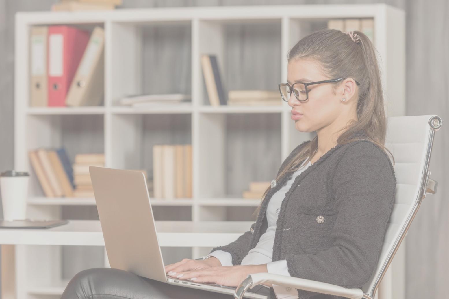 Arbeitsplatz mit offenen Budget-Dokumenten und Laptop während einer Analyse-Session