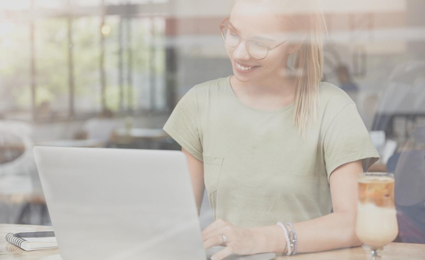 Finanzkurs in modernem Seminarraum mit Teilnehmern